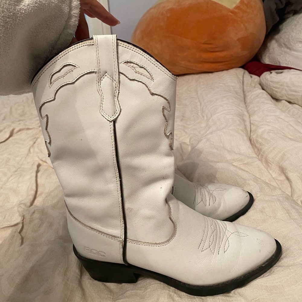 WHITE COWGIRL BOOTS